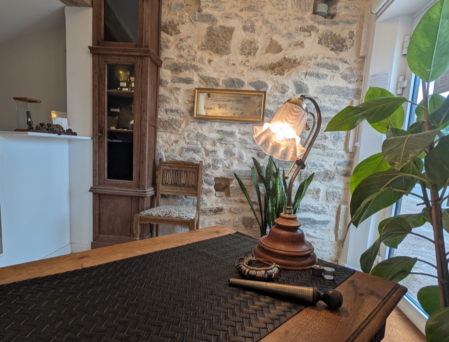 Espace d'accueil de l'atelier-boutique, mur en pierre