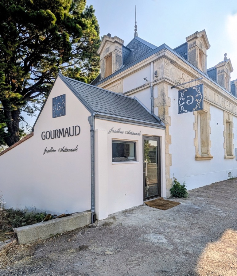 Façade de l'atelier-boutique Gourmaud, 60 avenue de Luçon à Talmont-Saint-Hilaire