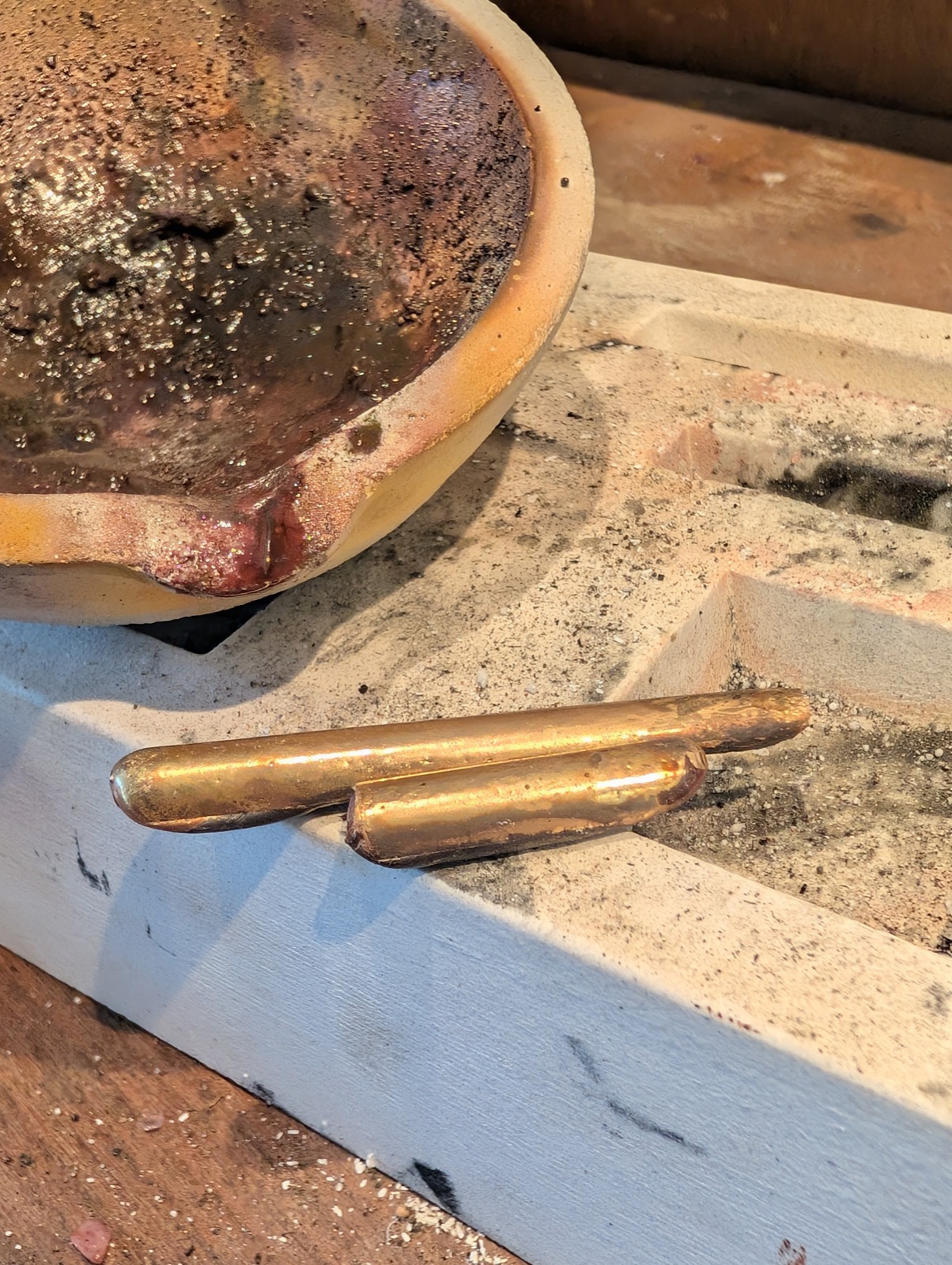 Lingotière et lingots d'or coulés à l'atelier