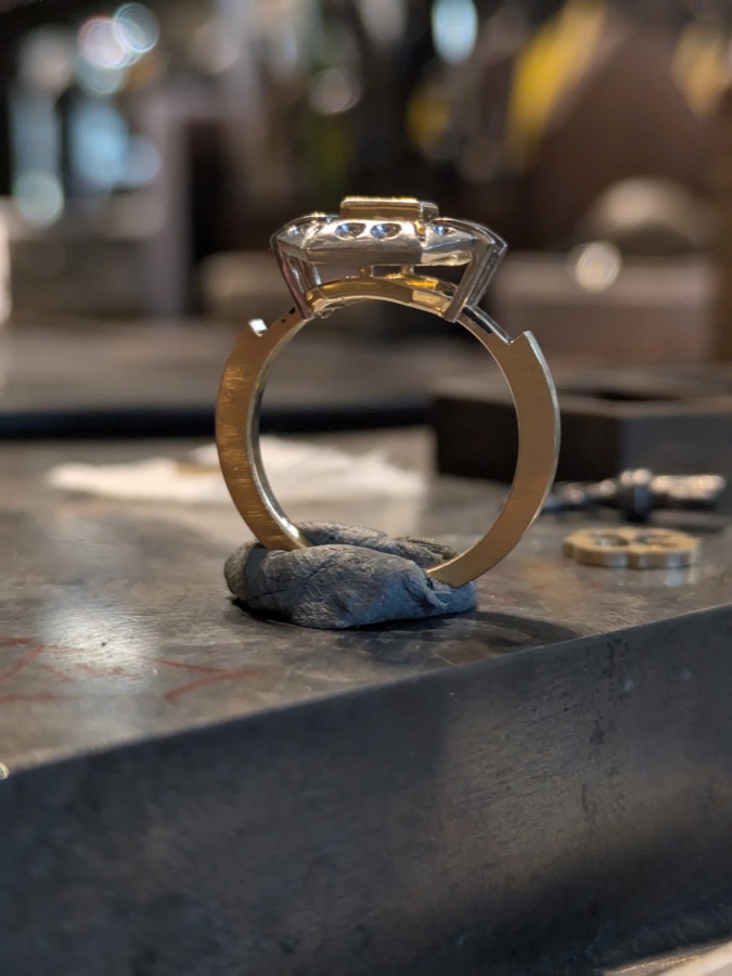 Bague art déco en cours de montage sur l'établi