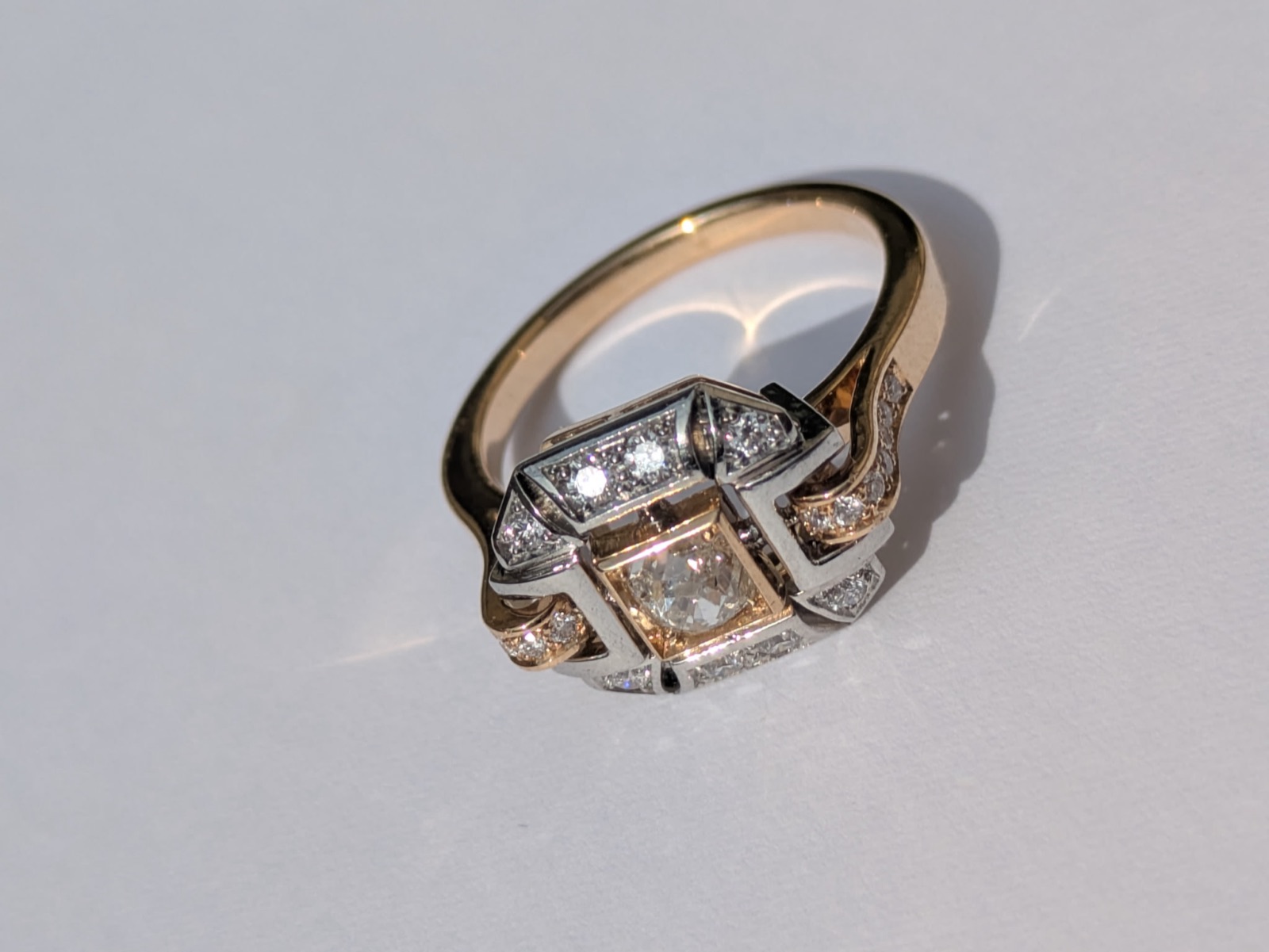 Bague or jaune et or blanc sertie de diamants, fabriquée sur mesure à l'atelier