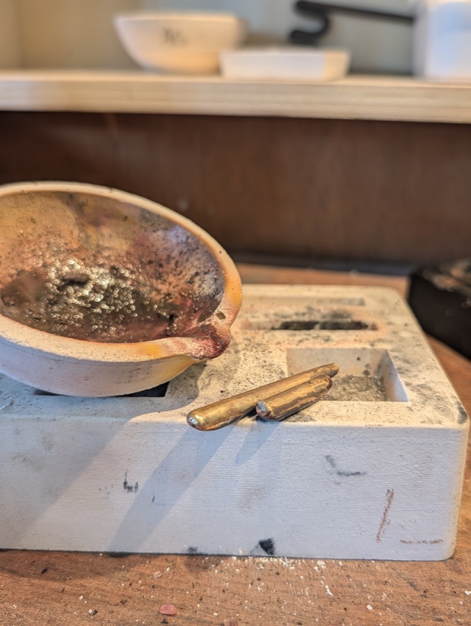 Lingot d'or coulé à l'atelier pour des alliances