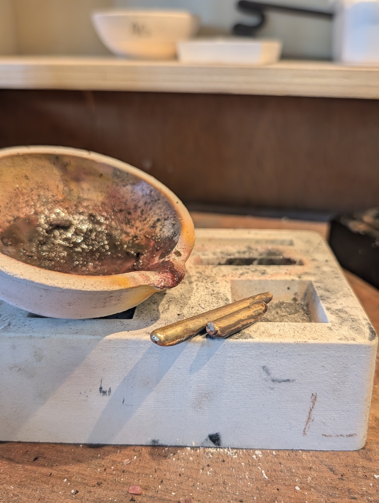 Lingot d'or coulé à l'atelier pour la fabrication d'alliances
