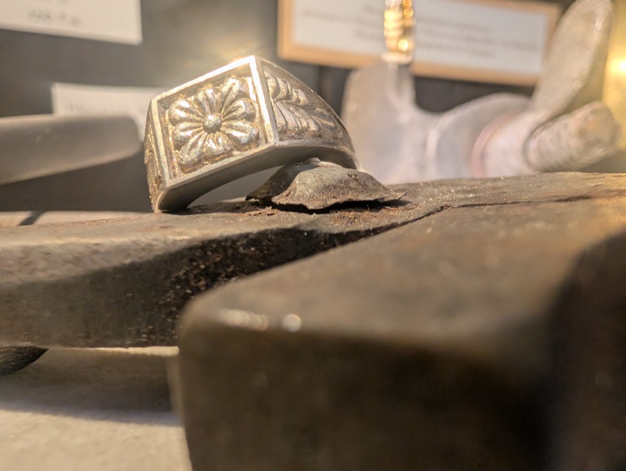 Chevalière en argent gravée d'une fleur