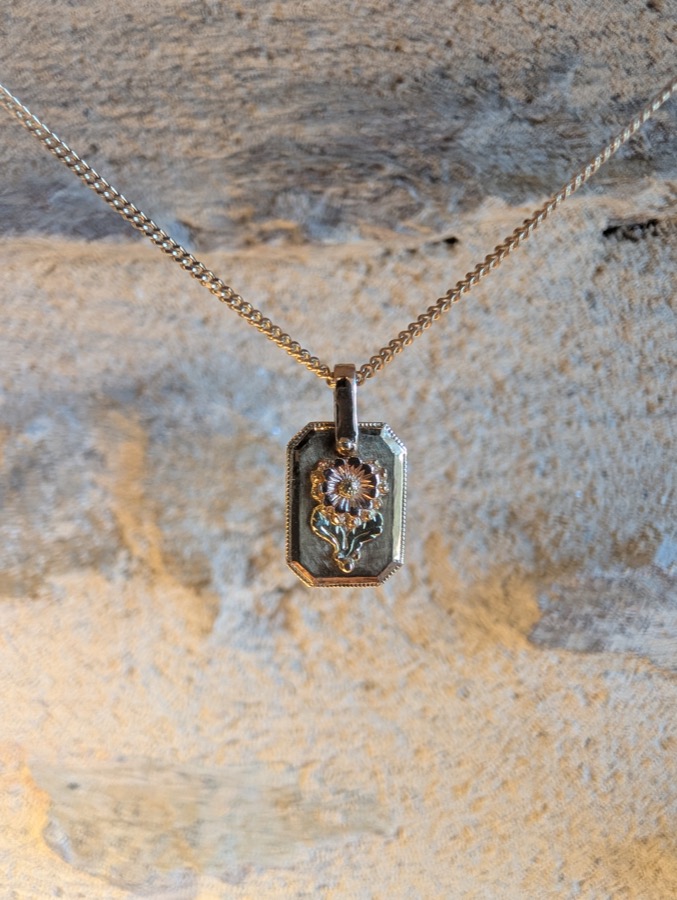 Pendentif octogonal en or orné d'une fleur, création de l'atelier